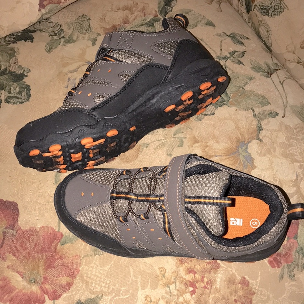 Rugged Outback Boys Sz 5 Shoes